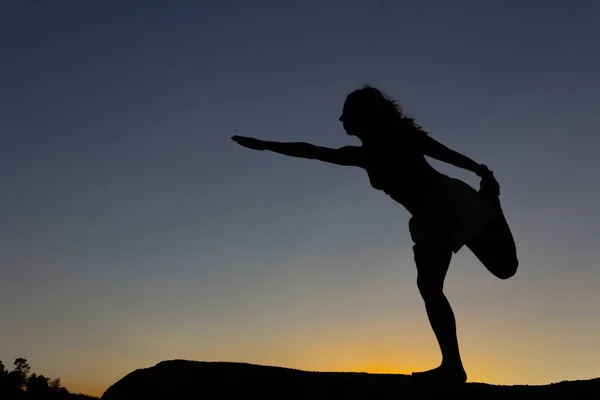 Silueta Ženy Jak Cvičí Jógu Při Západu Slunce Skále Přírodě — Stock fotografie