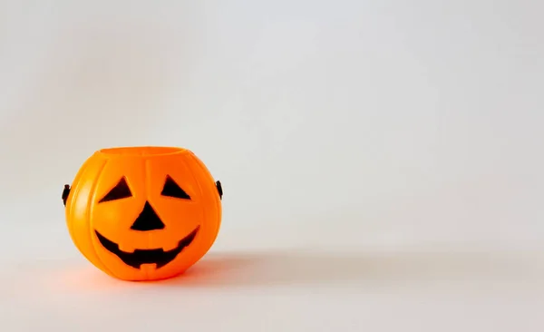 Süßigkeitenkorb Form Eines Halloween Laternenkürbisses Auf Weißem Hintergrund Selektiver Fokus — Stockfoto