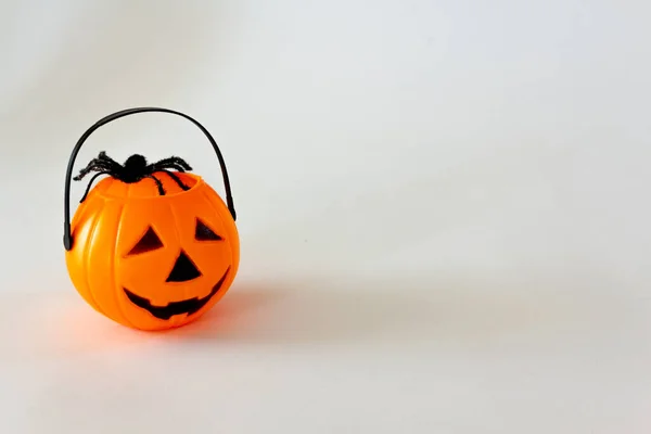 Halloween Jack Laterne Förmigen Süßigkeitenkorb Auf Weißem Hintergrund Mit Spielzeugspinnen — Stockfoto