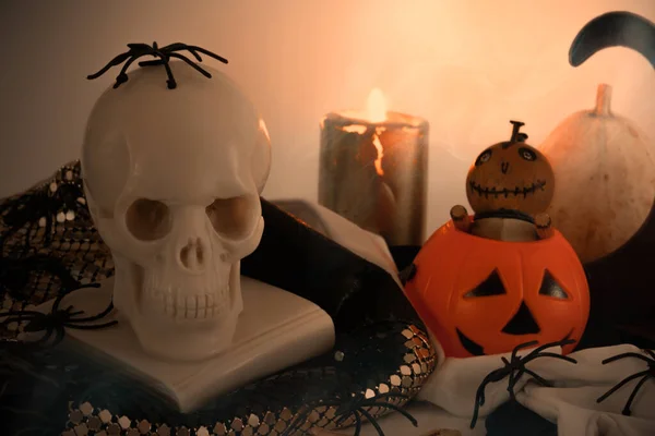 Dekorative Halloween Stillleben Mit Kürbissen Totenköpfen Spinnen Und Kerzen Minimale — Stockfoto