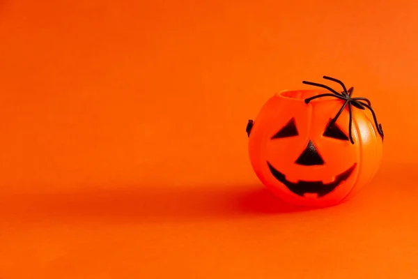 Candy Kosz Kształcie Dyni Latarni Halloween Pomarańczowym Tle Pająkiem Wybiórcze — Zdjęcie stockowe