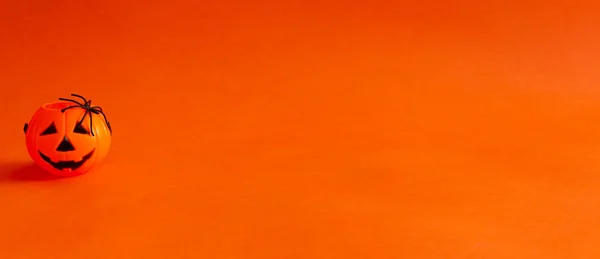 Корзина Конфет Форме Тыквы Фонаря Хэллоуина Оранжевом Фоне Пауком Выборочный — стоковое фото