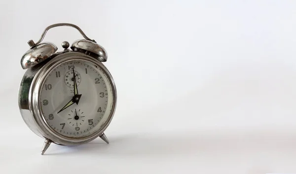 Relógio Alarme Vintage Fundo Branco Foco Seletivo Espaço Cópia — Fotografia de Stock