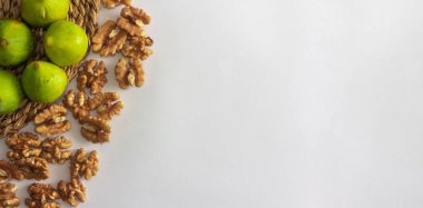 Beyaz arka planda incirli ve cevizli pankart. Şehir bahçesinde hasat zamanı. Uzayı kopyala Seçici odak.