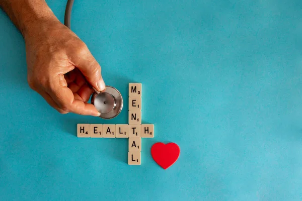 Concept Santé Mentale Avec Carreaux Lettre Stéthoscope Sur Fond Bleu — Photo