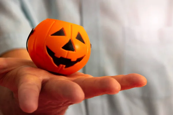 Ręcznie Noszący Kosz Cukierków Dyni Halloween Wybiórcze Skupienie Przestrzeń Kopiowania — Zdjęcie stockowe