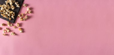 Tahta tepside patlamış mısır. Düz yatıyordu. Uzayı kopyala Film zamanı..