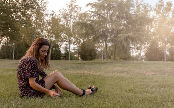 Jeune Femme Jouant Avec Les Herbes Dans Une Pelouse Parc — Photo