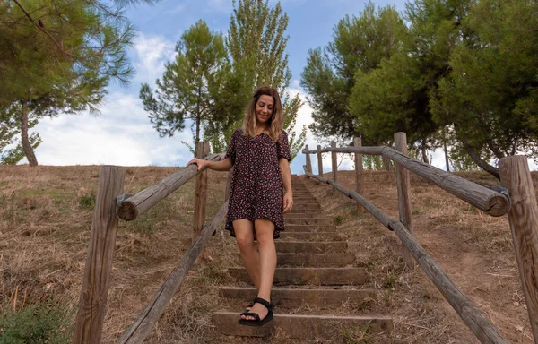 Mujer Joven Bajando Escaleras Madera Parque Otoño Enfoque Selectivo — Foto de Stock
