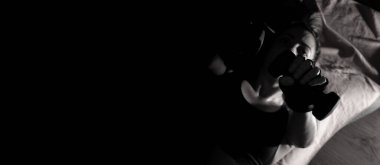 Ağırlıklarla yüksek yoğunluklu spor yapan genç bir kadın. Fitness. Uzayı kopyala Seçici odak.