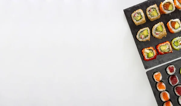 Sushi Gurmánský Tác Břidlicovém Povrchu Bílém Pozadí Rozumím Selektivní Zaměření — Stock fotografie