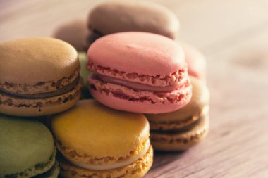 Ahşap üzerine pastel renkte Fransız badem kurabiyesi. Uzayı kopyala Seçici odak.