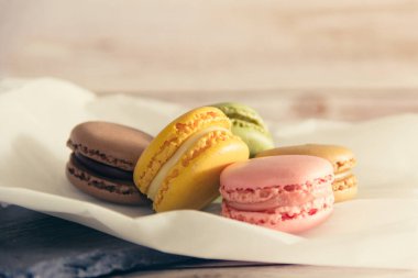 Pastel renkli Fransız kurabiyeleri levha tepsisi ve kağıtta. Uzayı kopyala Seçici odak.