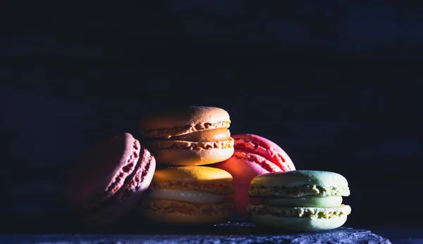 Gourmet Desszert Francia Macarons Sötét Háttérrel Másold Helyet Szelektív Fókusz — Stock Fotó