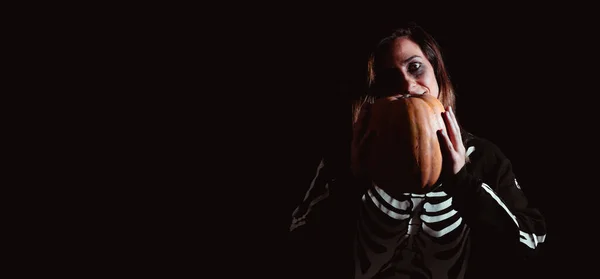 Mujer Joven Con Disfraz Esqueleto Halloween Sosteniendo Calabaza Noche Los —  Fotos de Stock