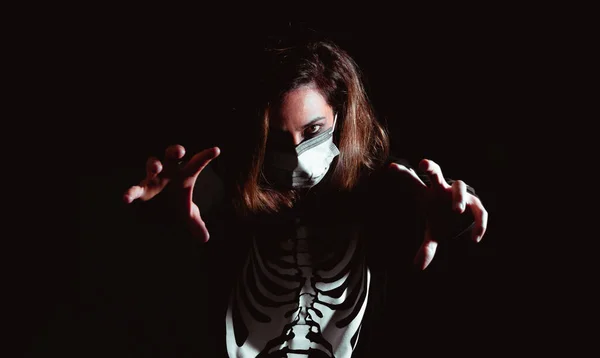 Femme Costume Squelette Halloween Avec Masque Chirurgical Donnant Une Frayeur — Photo