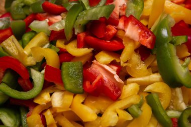 Renkli biberler parçalara ayrılmış..