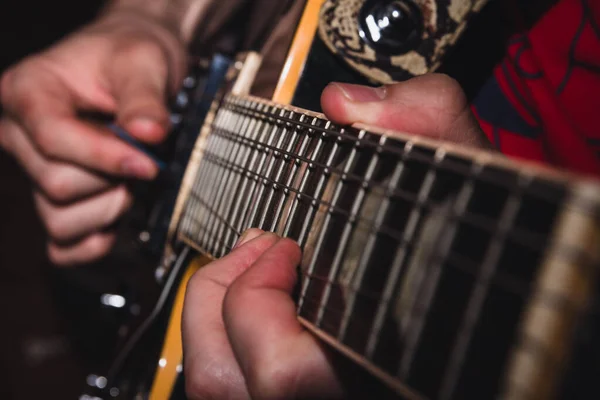 Persoon Plukt Snaren Frets Van Een Elektrische Gitaar Selectieve Focus — Stockfoto