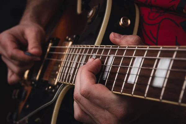 Pessoa Arrancando Cordas Nos Trastes Uma Guitarra Elétrica Foco Seletivo — Fotografia de Stock