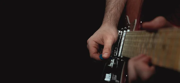 Pessoa Arrancando Cordas Uma Guitarra Elétrica Com Uma Picareta Foco — Fotografia de Stock