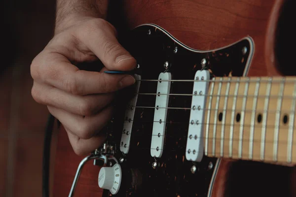 Persona Arrancando Las Cuerdas Una Guitarra Eléctrica Con Pico Enfoque — Foto de Stock