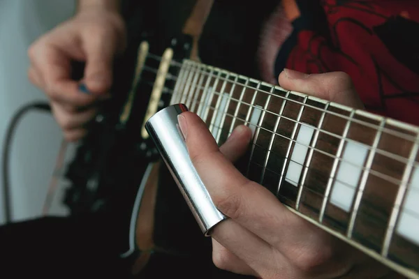 Pessoa Deslizando Gargalo Garrafa Longo Das Cordas Uma Guitarra Elétrica — Fotografia de Stock