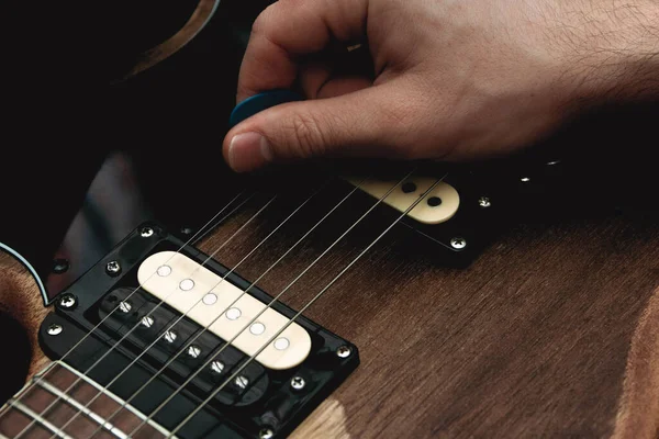 Pessoa Arrancando Cordas Uma Guitarra Elétrica Com Uma Picareta Foco — Fotografia de Stock