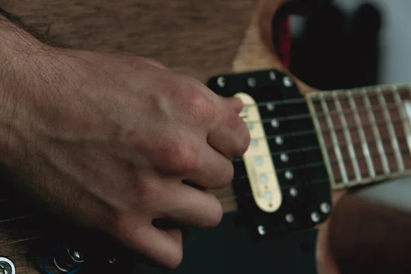 Pessoa Arrancando Cordas Uma Guitarra Elétrica Com Uma Picareta Foco — Fotografia de Stock