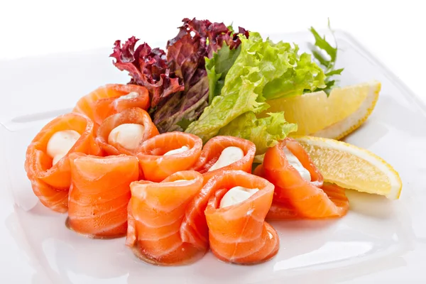 Tuzlanmış somon haddelenmiş-limon ile servis peynir soslu dilimlenmiş.