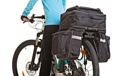 Kadın mtb bisikletçi heybe ile. 