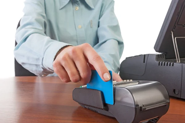 Ludzką ręką z machnięcia karty kredytowej za pośrednictwem terminali na sprzedaż, iso — Zdjęcie stockowe