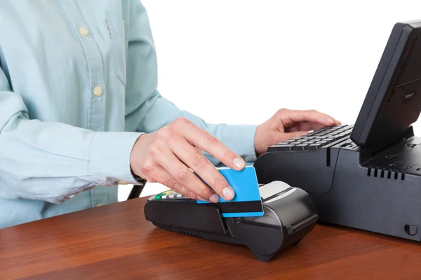 Mão humana com cartão de crédito deslizar através do terminal para venda, iso — Fotografia de Stock