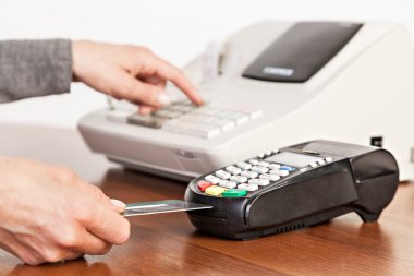 Satıcı hesaplama yapar ve ödeme nakit reg tarafından alır