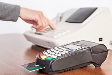 Satıcı hesaplama yapar ve ödeme nakit reg tarafından alır