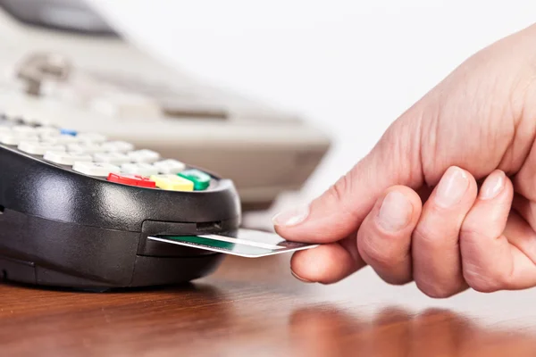 Mano empuje la tarjeta de crédito en una máquina de tarjeta de crédito . — Foto de Stock