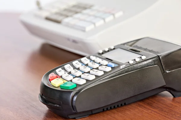 Крупним планом зчитувач кредитних карток на фоні касового апарату . — стокове фото