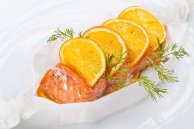 Izgara Somon dilimleri turuncu ve dereotu ile dekore edilmiştir..