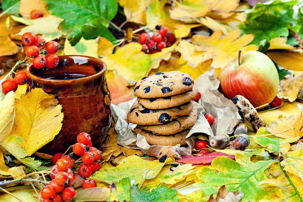 Lehmbecher Mit Heißgetränk Und Selbst Gebackenen Plätzchen Auf Herbstlichem Hintergrund Stockfoto