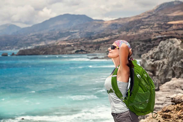 Mulher Turista Mochileiro Desfrutando Viagem Unidade Com Natureza Olha Para Imagens Royalty-Free