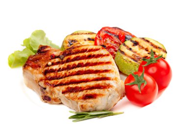 ızgara biftek ve beyaz arka plan üzerinde izole sebze