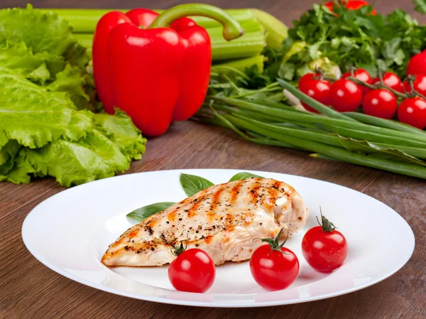 Peito de frango grelhado com legumes frescos — Fotografia de Stock