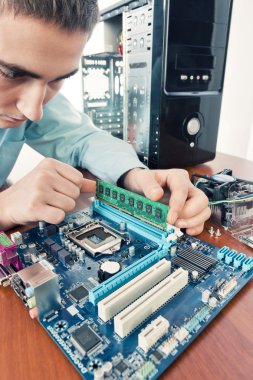 Laboratuardaki bilgisayar donanımı tamir teknisyeni.