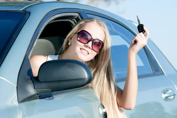 Vrouw met toetsen — Stockfoto