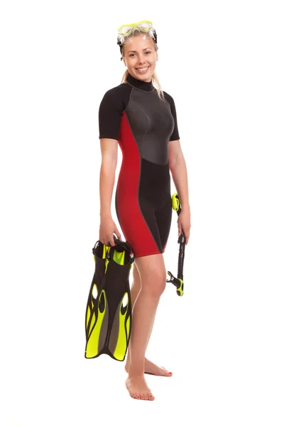 Genç bir kadın giyiyor, şnorkel tutan wetsuit duran bir