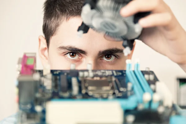 Jovem engenheiro de informática — Fotografia de Stock