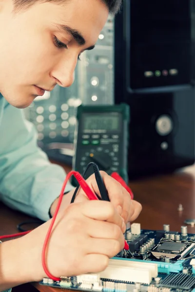 Jovem engenheiro de informática . — Fotografia de Stock