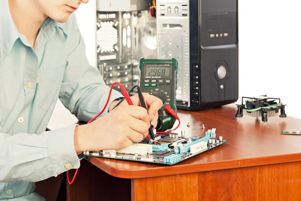 Técnico de reparação de hardware de computador no laboratório . — Fotografia de Stock