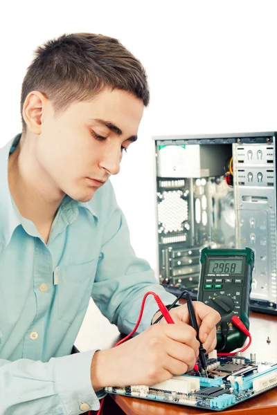 Mladý počítačový inženýr. — Stock fotografie