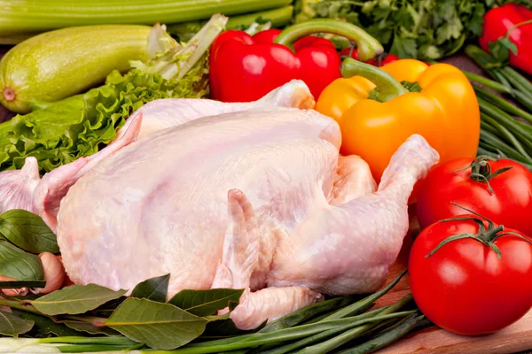 Pollo fresco crudo y verduras preparadas para cocinar —  Fotos de Stock