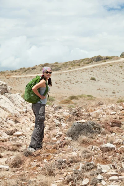 ハイキングやバック パッキングのアダルトのブルネットの女性 — ストック写真